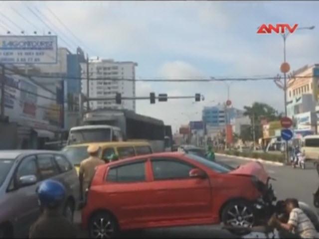 Camera hành trình - Xe cứu thương chở bệnh nhân hấp hối đâm nát xe 4 chỗ