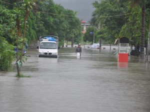 Dân vùng lũ có cần siêu xe, ở khách sạn 5 sao?