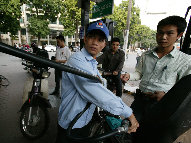 Thị trường - Tiêu dùng - “Dễ thở” hơn với giá xăng