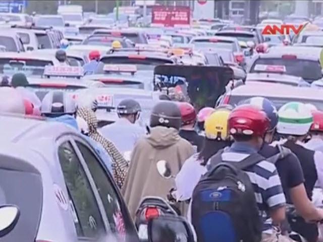 Tin tức Việt Nam - Clip: Ùn tắc, nhích từng mét ở cửa ngõ tây nam HN