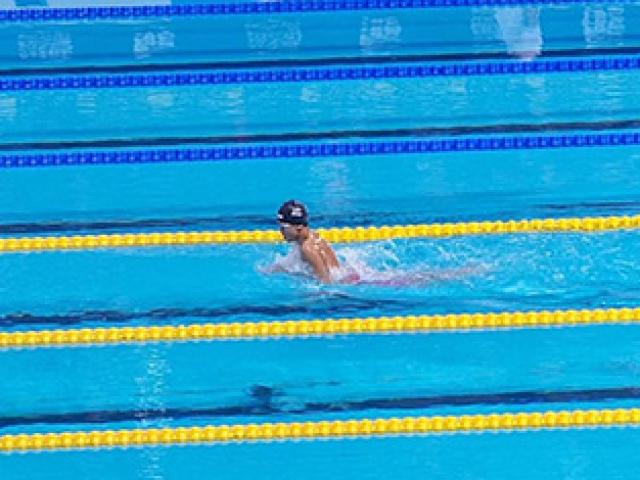 Môn thể thao khác - VĐV 12 tuổi phải bơi 1 mình ở giải thế giới