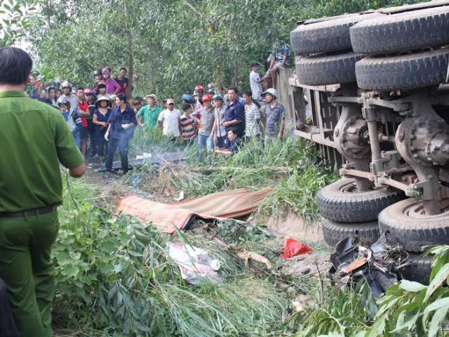 Tin tức trong ngày - Ô tô nổ bánh, thượng tá quân đội và 2 người thân chết thảm