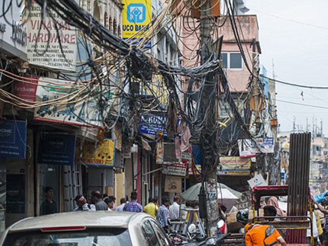 Tin tức trong ngày - Ảnh: Lưới điện như mạng nhện trên đường phố ở Ấn Độ