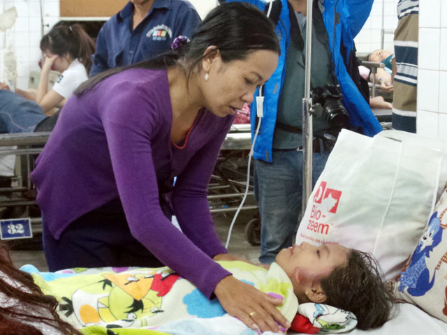 Tin tức trong ngày - Bé gái lọt giếng sâu: Người mẹ ước được gánh nạn thay con