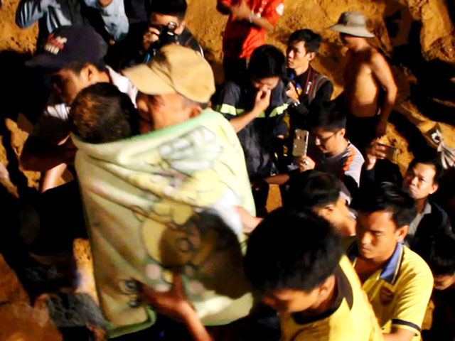 Tin tức trong ngày - Vụ bé gái lọt giếng sâu: "Tôi đã khóc khi cầm được tay bé"