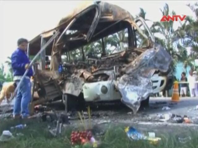 Video An ninh - Xe khách bốc cháy khi tông xe tải, 8 người thương vong