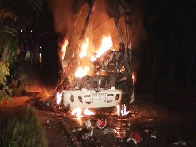 Tin tức trong ngày - Đồng Tháp: Xe khách cháy rụi, 8 người thương vong