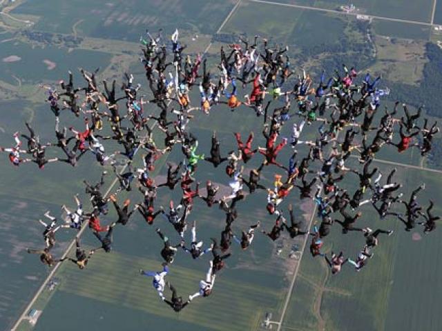 Thể thao - Kỷ lục: 164 VĐV "thêu hoa dệt gấm" giữa bầu trời