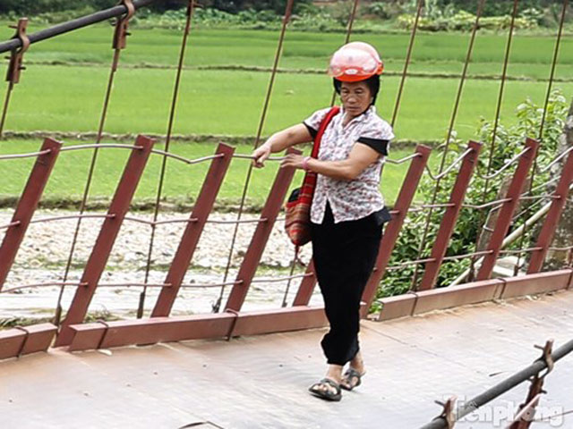 Tin tức trong ngày - Thót tim nhìn dân vùng lũ liều mình đi trên cầu sắp đổ