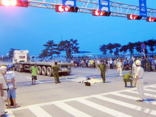 Tin tức trong ngày - Hai chị em công nhân bị xe container cán chết trên đường về