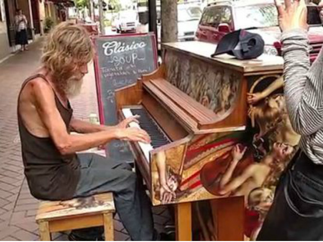 "Thánh piano" vô gia cư gây sốt dân mạng