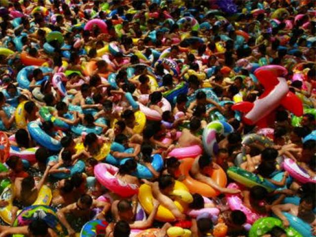 Tin tức trong ngày - TQ: Bể bơi chứa nước tiểu vượt quá tiêu chuẩn quốc gia