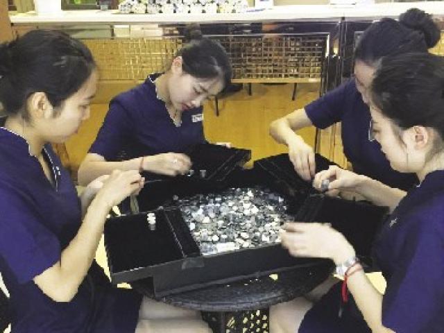 Tin tức trong ngày - TQ: Mang 150kg tiền xu mua nhẫn kim cương cầu hôn bạn gái