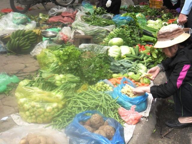 Thị trường - Tiêu dùng - Xăng dầu giảm giá, hàng hóa “chây ì”
