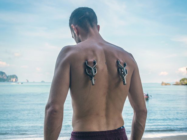 Phi thường - kỳ quặc - Video: Xuyên 4 móc sắt vào lưng để nhảy dù mạo hiểm