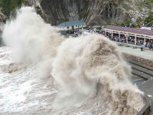 Tin tức trong ngày - Siêu bão "quái vật" càn quét Đài Loan, cuốn bé gái ra biển