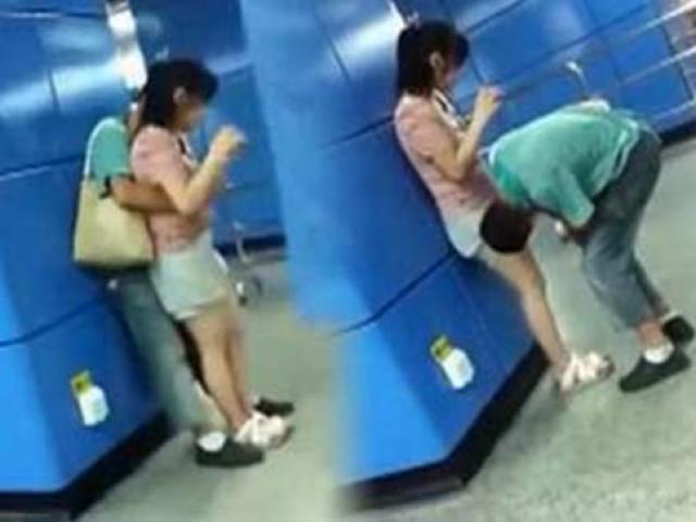 Bạn trẻ - Cuộc sống - TQ: Cặp đôi "sờ soạng" ngay trạm tàu điện ngầm
