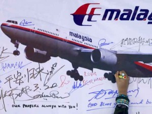 Tin tức trong ngày - Malaysia, Pháp bất đồng về MH370, người nhà nạn nhân giận dữ