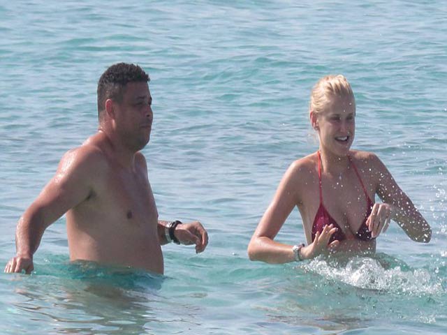 Bóng đá - Sao 360 8/8: Rô "béo" nồng nàn cùng bồ trẻ trên biển