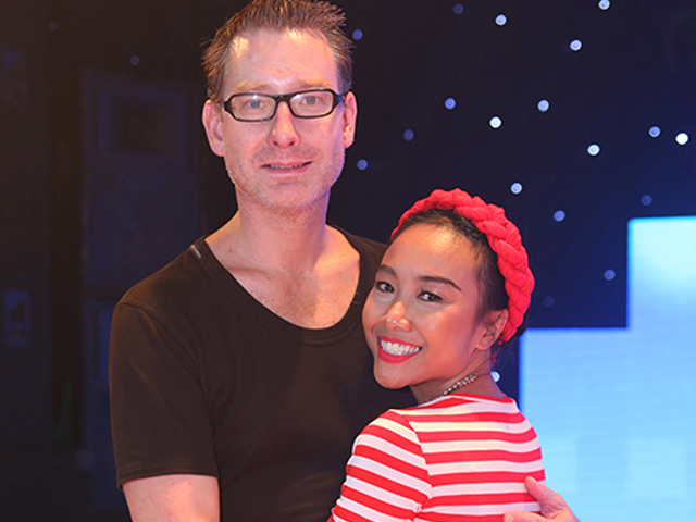 Ca nhạc - MTV - Chồng Tây ân cần hộ tống Đoan Trang làm giám khảo