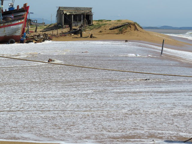 Tin tức trong ngày - Triều cường hung hãn vùi lấp nhiều tàu cá ở Phú Yên