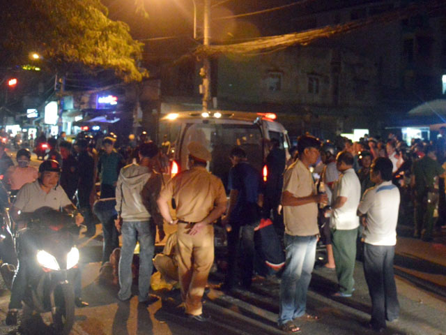 Tai nạn giao thông - TP.HCM: Va chạm với xe buýt, 2 thanh niên thương vong