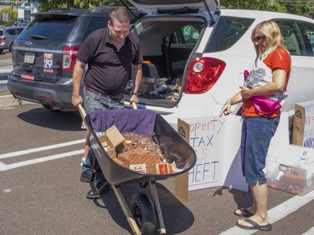 Tài chính - Bất động sản - Đem 50.000 đồng tiền xu nộp thuế để "trả thù"