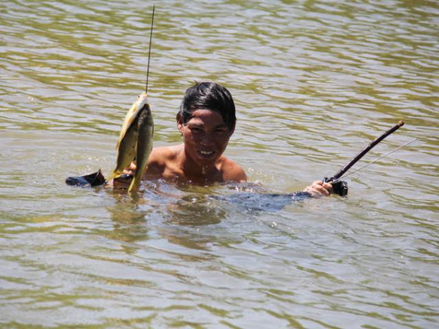 Thị trường - Tiêu dùng - Tự chế dụng cụ bắt cá suối, kiếm nửa triệu một ngày