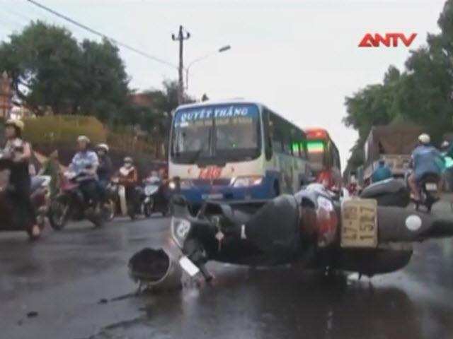 Video An ninh - Tông xe tải ngược chiều, người phụ nữ bị cán nát đầu