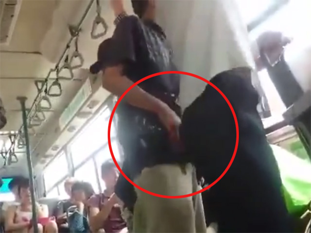 Bạn trẻ - Cuộc sống - Clip: Thủ đoạn kẻ gian móc túi trên xe buýt ở Hà Nội