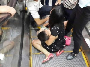 Tin tức trong ngày - HN: Bé trai kẹt chân ở thang cuốn, bố mẹ hoảng loạn
