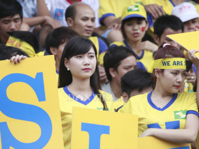 Bóng đá - "Đứng hình" với màn đọ sắc của mỹ nữ SLNA