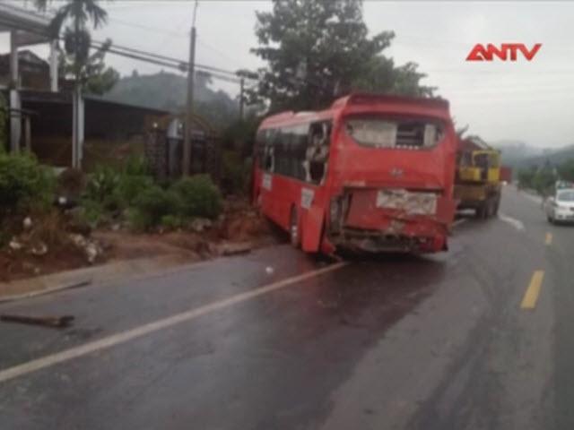 Video An ninh - Ba xe giường nằm tông nhau, 8 người thương vong
