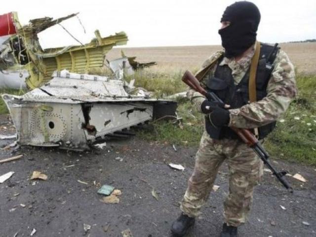 Thế giới - Tìm thấy mảnh vỡ tên lửa tại hiện trường MH17 rơi