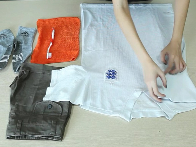 Bí quyết mặc đẹp - Gấp áo phông gọn như bít tất chỉ trong "3 nốt nhạc"