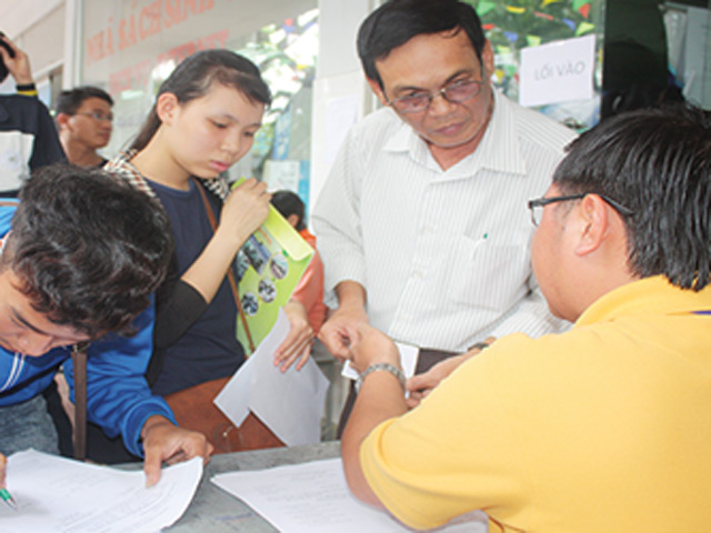 Tuyển sinh 2018 - Rút - nộp hồ sơ tuyển sinh: "Khổ như nông dân chơi chứng khoán"