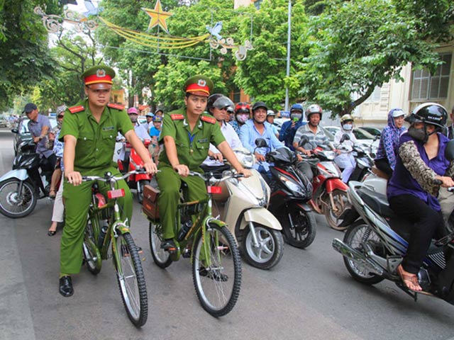 Tin tức trong ngày - Người HN thích thú với hình ảnh công an đạp xe tuần tra