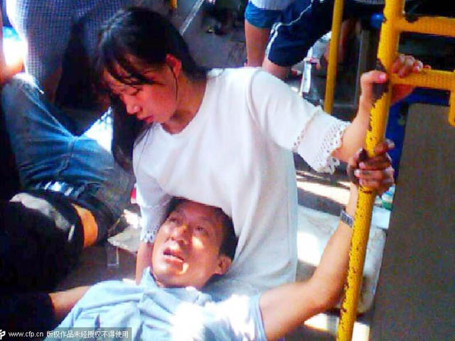 Tin tức trong ngày - Dân mạng TQ "phát cuồng" cô gái làm "gối" cho người bị thương