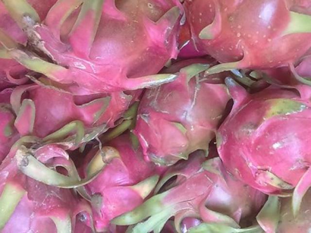 Thị trường - Tiêu dùng - Trái cây đổ đống đầy đường, giá “rẻ như cho”