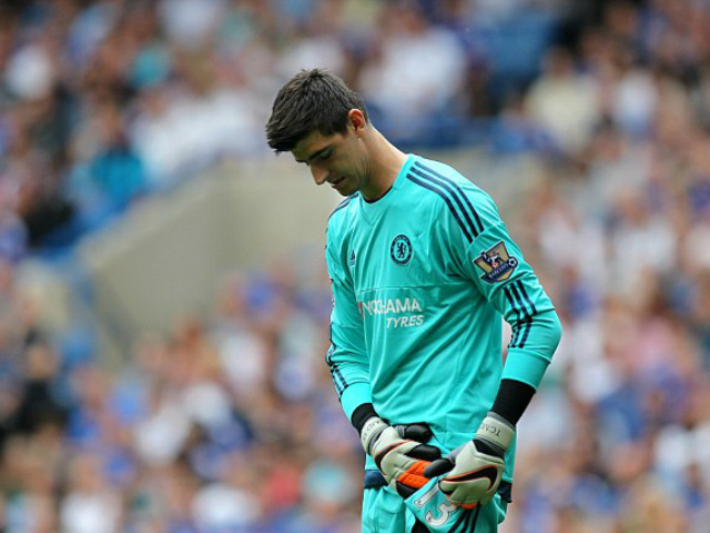 Bóng đá - Courtois: Sau thẻ đỏ sân cỏ, thêm vết đen tình trường
