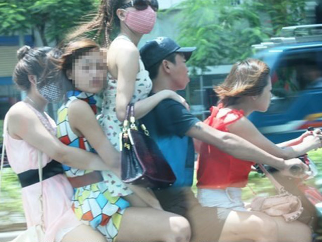 Cười 24h - Giật mình khi quái xế "diễn xiếc" trên đường phố