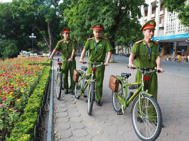 Ảnh: Ngày đầu tuần tra bằng xe đạp của Công an Hà Nội
