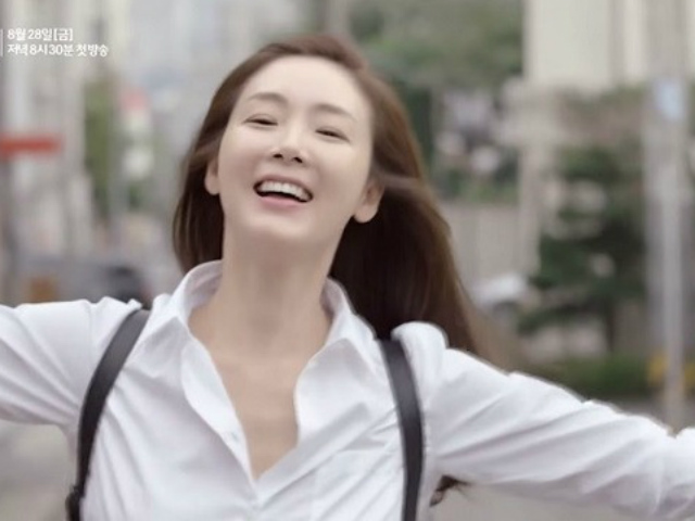 41 tuổi, Choi Ji Woo vẫn ngọt ngào với vai nữ sinh