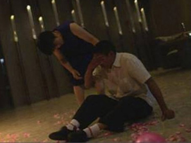 Tin tức trong ngày - Bố TQ "ngất lên ngất xuống" vì con gái lấy chồng Nhật