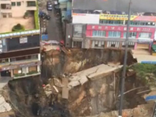 Tin tức trong ngày - Video: Hố tử thần khổng lồ giữa phố Trung Quốc