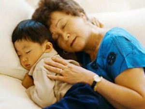 Bạn trẻ - Cuộc sống - Làm sao khi con tôi đang bị mẹ chồng &quot;độc chiếm&quot;?