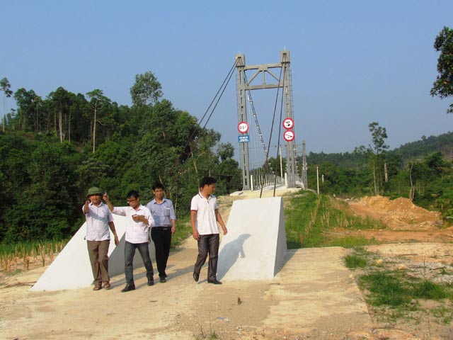 Tin tức Việt Nam - Cầu treo phục vụ vài hộ dân: Tổng cục Đường bộ trả lời câu hỏi nóng