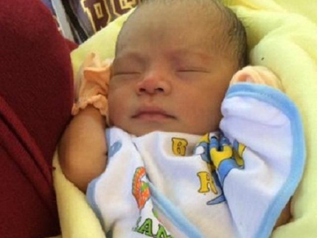 Tin tức Việt Nam - Hội An: Bé trai sơ sinh bị bỏ rơi gần chùa