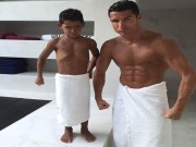 Bóng đá - Sao 360 độ 15/8: Cha con nhà CR7 khoe cơ bắp