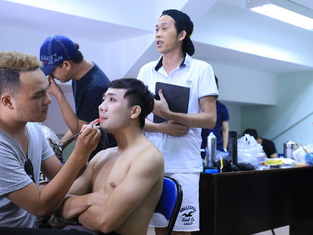 Hậu trường phim - Trấn Thành cởi áo, khoe body "đẹp"